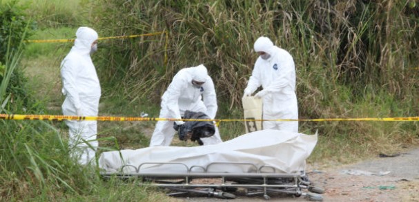 Asesinaron a una mujer embarazada y le abrieron el vientre para robarle al bebé