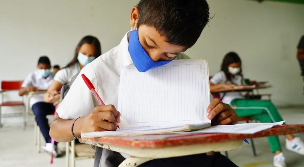 Desde el 15 de mayo se elimina uso de tapabocas en entornos escolares