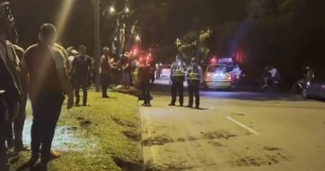 Un grave accidente registrado sobre las 11 de la noche de este miércoles, cobró la vida de una persona que se movilizaba en una motocicleta, en la vía Catama. El hombre identificado como Jonathan Bautista, al parecer colisionó su motocicleta contra un separador, perdiendo la vida de forma inmediata. Según algunos testigos, el hecho registrado metros abajo de la entrada al barrio Manantial, se habría presentado presuntamente por exceso de velocidad. El impacto fue tan fuerte, que la motocicleta fue a parar al otro lado del separador. Al sitio llegaron unidades de la Policía Metropolitana, Agentes de Tránsito y personal del CTI de la Fiscalía para adelantar las labores del levantamiento del cuerpo.
