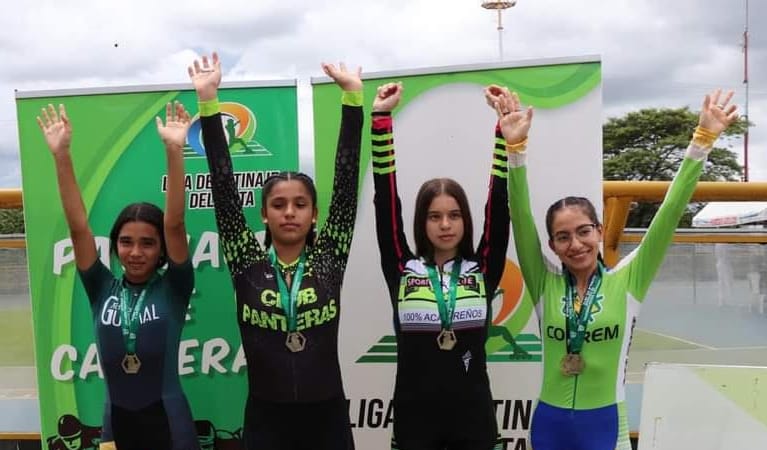La Escuela de Formación de Patinaje de Cofrem, sede Villavicencio, conquistó 14 medallas y ocupó uno de los cinco primeros puestos, en el Primer Festival Rondas Clasificatorias de Patinaje 2022, realizado el fin de semana en el municipio de Acacías. La representación de la Caja de Compensación Familiar tomó parte con éxito en la competencia organizada por la liga del Meta de este deporte, y que reunió el sábado 18 de junio a deportistas de diferentes clubes y escuelas formativas metenses. En la modalidad de Patín Semiprofesional, Cofrem logró preseas con Thaliana Santos (categoría 5 – 6 años - en la Prueba en Línea); Valeria Velásquez (categoría 7 – 8 años – Prueba Baterías) y Danna Rojas (categoría 7 – 8 años - Prueba en Línea). También obtuvieron medallas en esta especialidad, Camila Pérez (Categoría 9 – 10 años - Pruebas Baterías y en Línea), María José Martínez (Categoría 11 – 12 años - Prueba en Línea), Danna Caita (Categoría 11 – 12 años - Prueba Baterías) y Sara Calderón (Categoría Única - Prueba en Línea). En la modalidad de Patín Profesional del festival, la delegación de Cofrem consiguió preseas con la competidora María Kamila Velásquez (Categoría Única - Prueba en Línea). Así mismo, al podio de premiación subieron Laura Torres (Prueba Baterías), Camila Ladino (Pruebas Baterías y en Línea) y Brandon Camelo (Pruebas Baterías y en Línea). En el presente año, la Escuela de Formación de Patinaje de Cofrem ha logrado actuaciones importantes, que le han permitido destacarse y ganar muchas medallas, participando en dos eventos departamentales, un One Lap y en el Primer Festival Rondas Clasificatorias de Patinaje 2022.