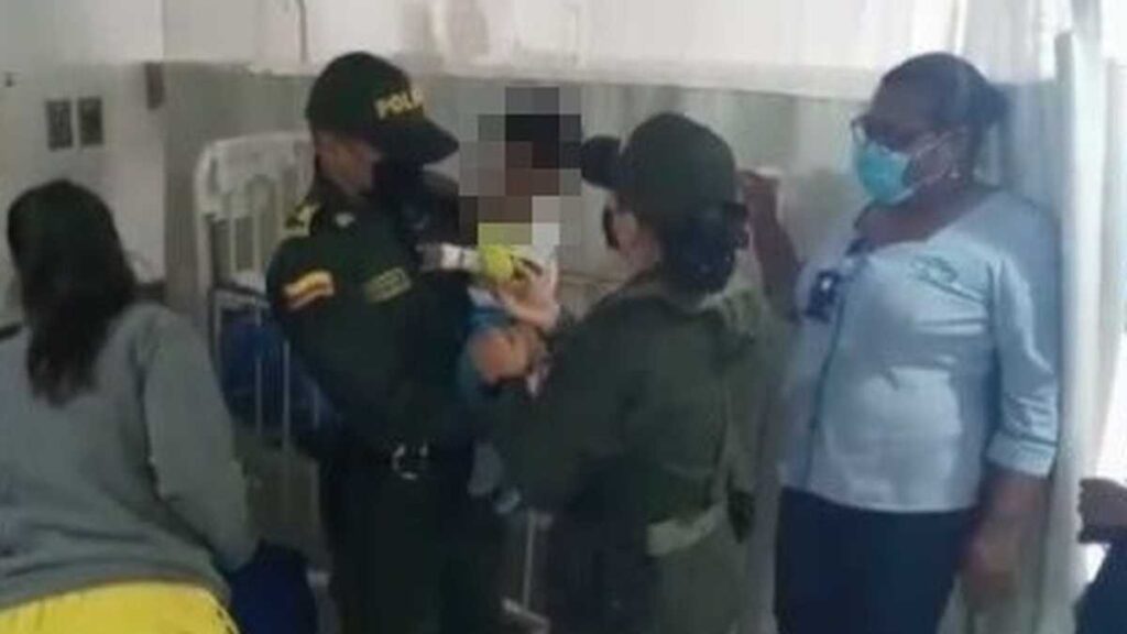 En una bolsa y amarrado encontraron un bebé con vida