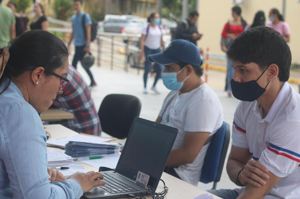 Más de 200 jóvenes participaron en la Feria de Empleo