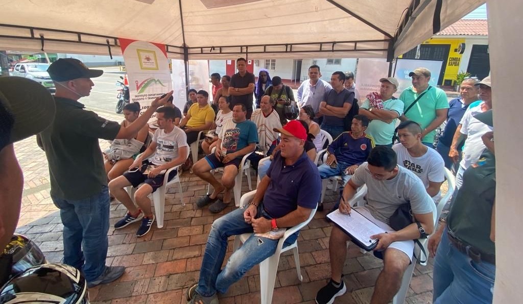 Con entrega de cascos, volvieron jornadas de seguridad vial del Instituto de Tránsito del Meta