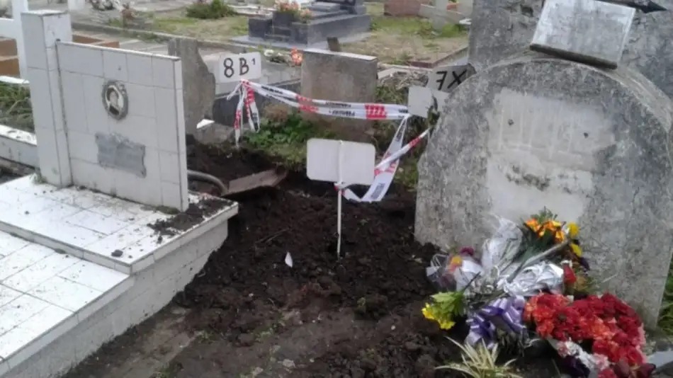 Desenterró a la mamá y durmió tres días con su cadáver