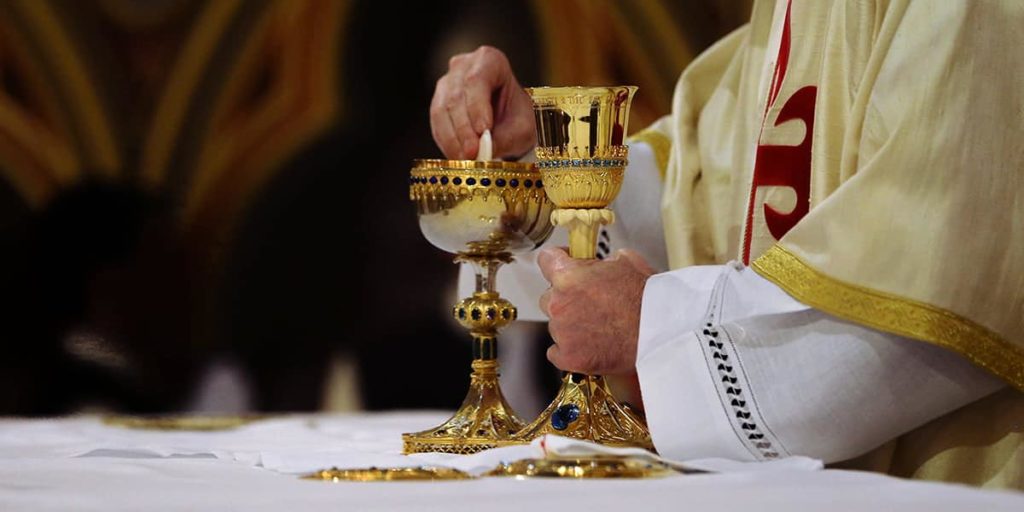 Sacerdote renunció luego de dar misa borracho