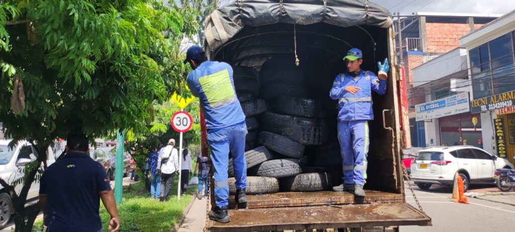 Cormacarena continúa realizando jornadas de recolección de llantas usadas en Villavicencio