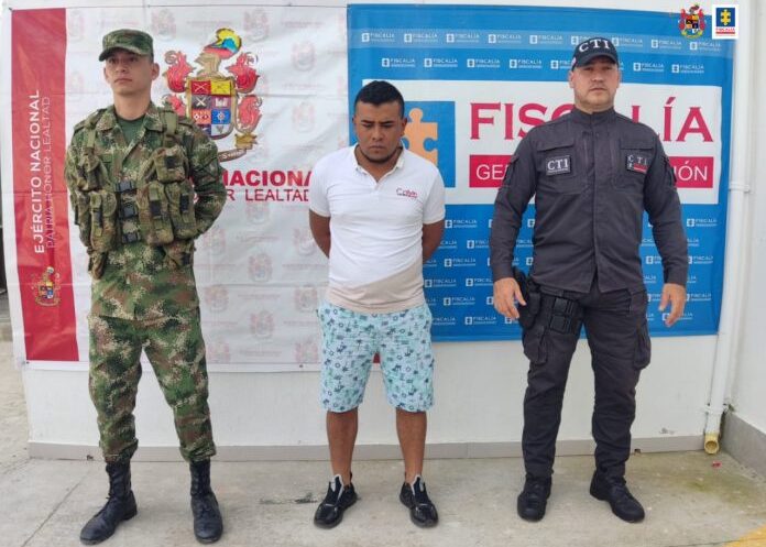 Abusó sexualmente de una mujer mientras su esposo dormía